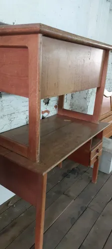 Mesa com Gavetas para Escritório em Madeira de Lei