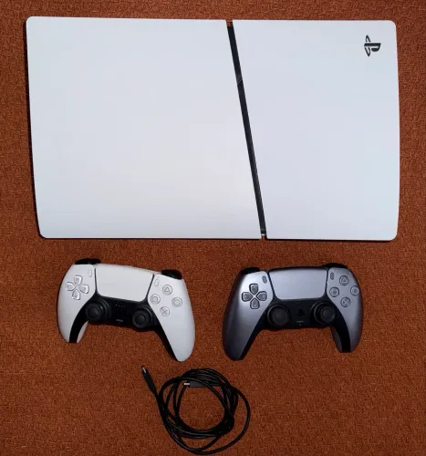 PlayStation 5 Slim Digital + 2 Controles