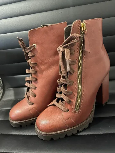 Bota número 34 