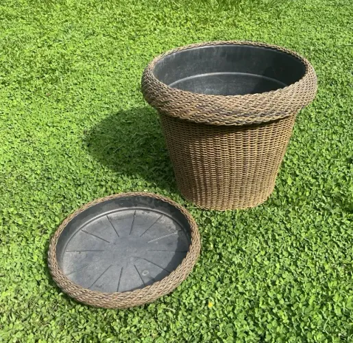 Vaso cachepô grande com prato coletor em fibra sintética tipo rattan