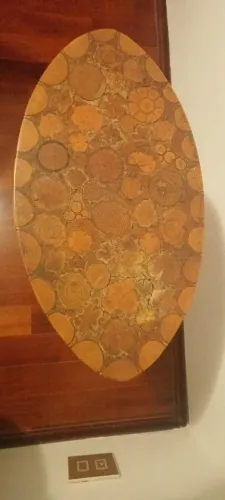 Mesa Lateral Rústica com Base de Ferro e Tampo Decorativo Exclusivo