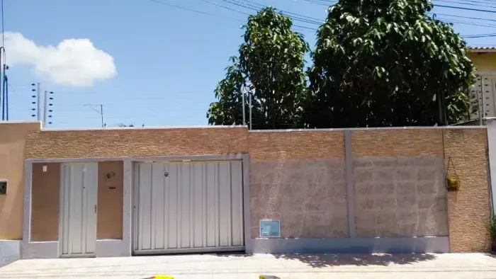 Casa com piscina de 330 m2, 3 quartos em Messejana - Fortaleza - CE