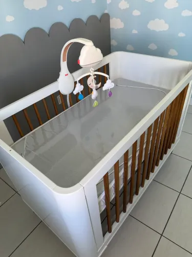 Berço que vira mini cama semi novo