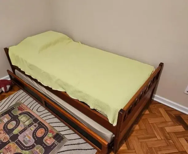 Cama de solteiro em madeira com cama auxiliar.Sem colchão.