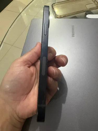 IPhone 12 64g sem detalhes 900,00. Apenas telefone, p buscar no local