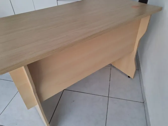 Mesa de escritório em ótimo estado de conservação