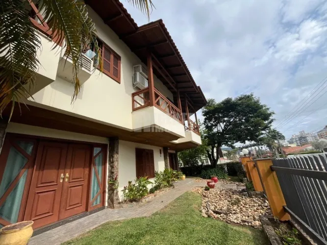 Casa de esquina, com 5 suítes, mobiliada à venda no Parque São Jorge, Itacorubi, Florianóp