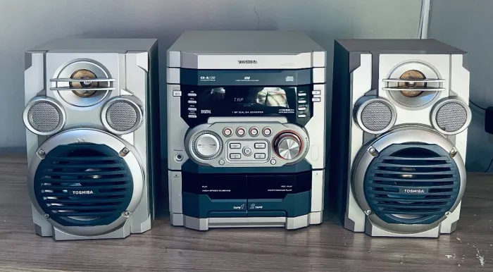 Aparelho de Som Toshiba CD, Toca Fita, Rádio FM e entrada auxiliar