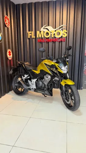 CB Twister Amarela 2023 com apenas 18.000