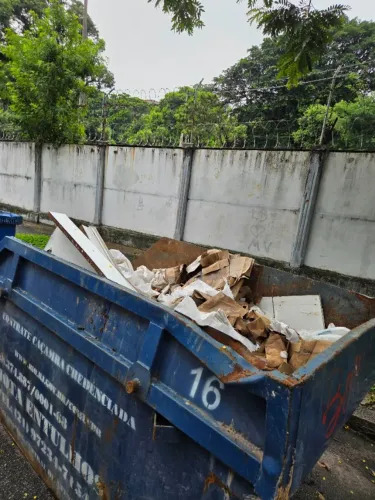 Lote com 17 caçambas entulho 4m3