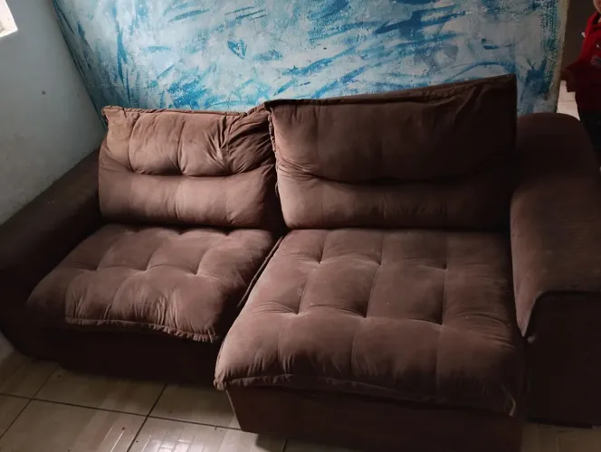 Sofá retrátil tem que arruma um lado do retrátil espuma ótima só tem que limpa
