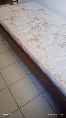 Imperdível. Cama de maciça e colchão D-45 praticamente sem uso. Ganha brinde 2 colchonetes