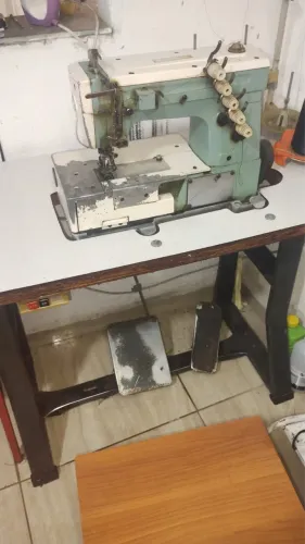 Máquina industrial galoneira.
