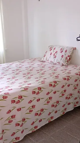 Aluga-se um quarto para moças.