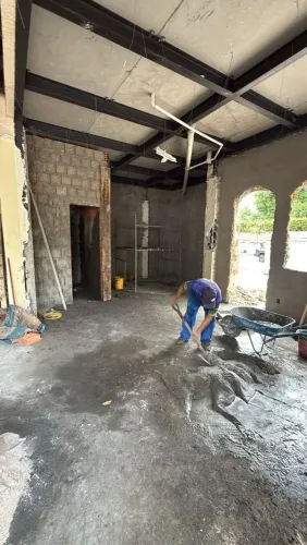 Pedreiro mestre de obra com equipe
