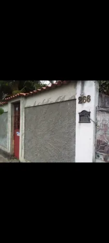 Terreno para venda possui 2 Casas (Frente e Fundos)