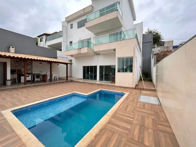 Casa com 4 quartos à venda, 320 m² por R$ 1.850.000 - São Lucas - Juiz de Fora/MG