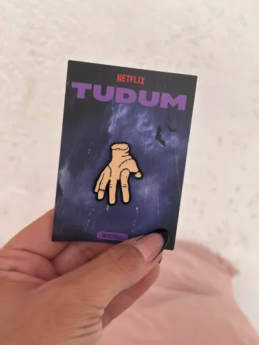 Pin do mãozinha da Wandinha - TUDUM Netflix