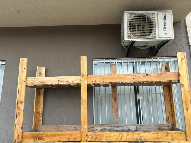 Vende-se mesa de palete serve com balcão também