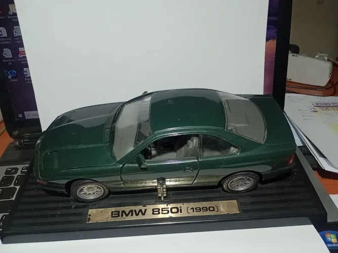 Miniatura da BMW 850i, feita em metal, abre capuz do motor e porta malas, portas.