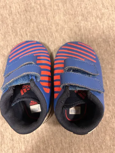 Chuteira Adidas Bebê de couro 