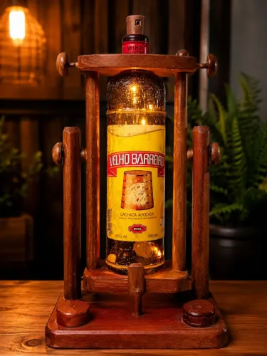 Suporte Artesanal de Madeira para Garrafa de Cachaça - Decoração Rústica