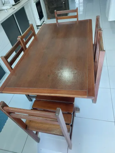 Mesa de Madeira com seis cadeiras 