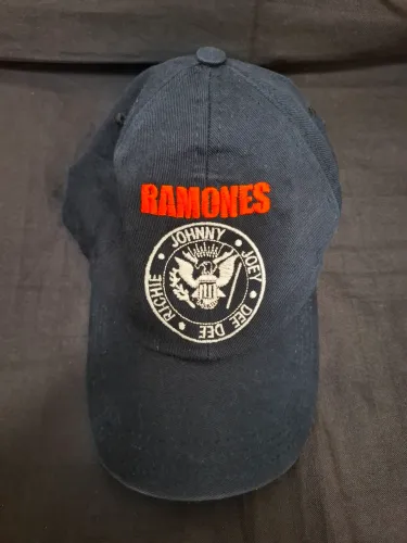 Boné Ramones bordado muito novo 