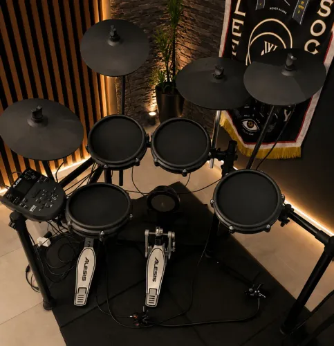 Alesis nitro mesh com notebook e interfere Scarlett top