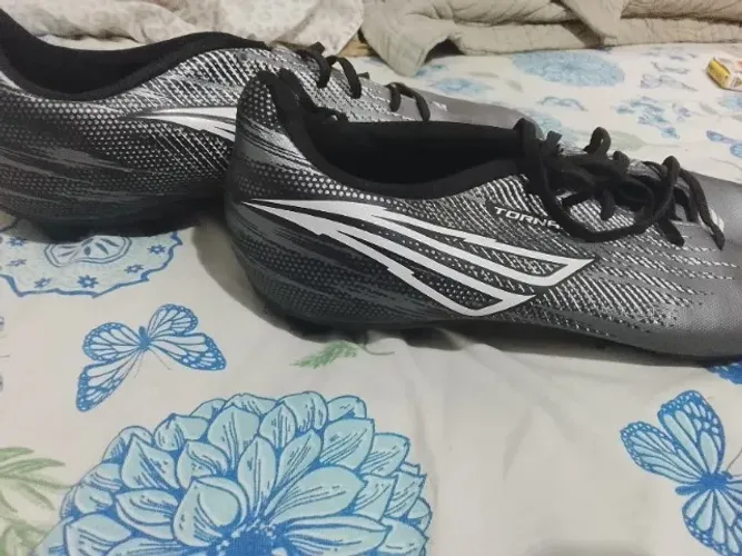 Tênis e chuteira pra sair hoje