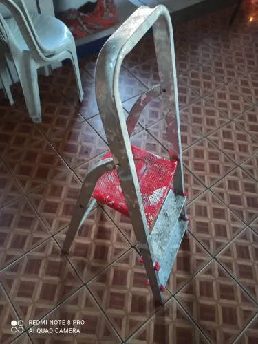 Escada tá nova usada só uma vez está boa