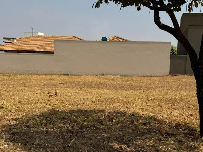 Terreno à venda de 300 m², localizado no condomínio Estância dos Ipês