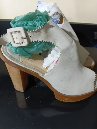 Tamanco de cor discreta e design elegante e confortável. 