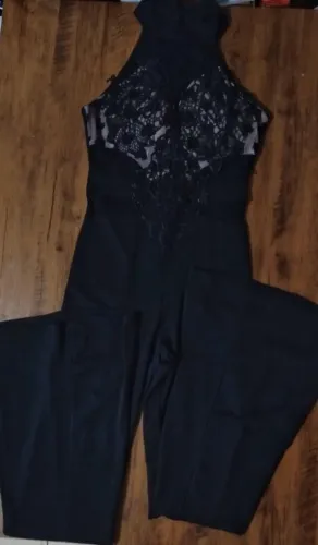 Macacão preto com renda