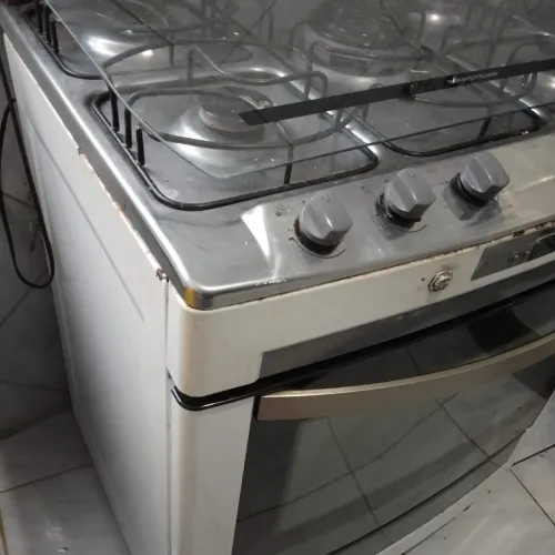 Vendo um fogão elétrico, cinco bocas, usado, em perfeito estado e bom funcionamento.