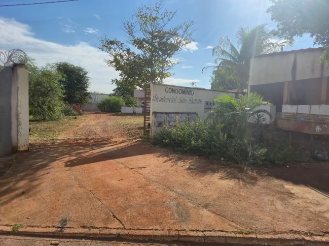 Lote em condomínio, aceita veículo.