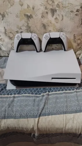 Playstation 5 slim com leitor de disco e 2 controles dualsense originais