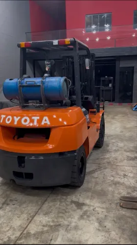 Empilhadeira Toyota 4 toneladas impecável