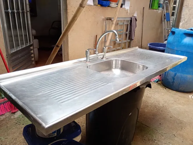 Pia de inox com torneira de mesa com misturador suspenso