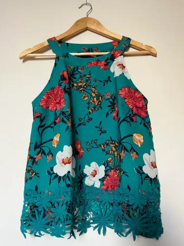 Blusa floral com toque romântico 