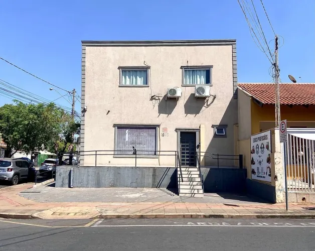 Prédio comercial de esquina com salas e recepção para alugar no Parque Industrial