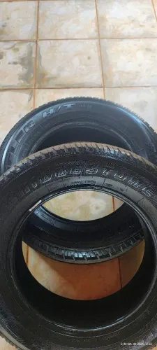 Pneus Bridgestone, medida 215/65 R16.