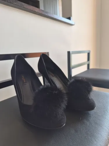 Louis Vuitton suede fur pom pumps, 2014<br>vuitton<br>suede<br>fur<br>pom<br>pumps,<br>de 2014