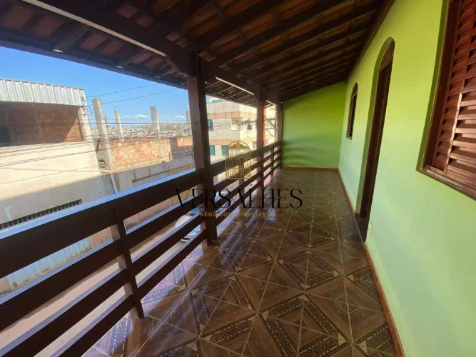 Casa á venda com 5 quartos, 04 banheiros, 02 vagas de garagem, 280 m² - Bairro Vista do So
