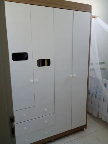 Guarda roupa infantil grande 4 portas e 3 gavetas