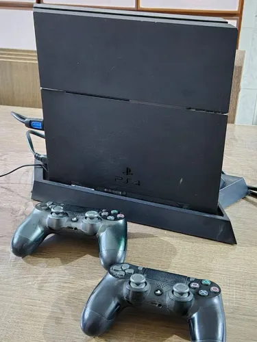 ? PS4 500GB + 2 Controles + Base Carregadora - Completo!