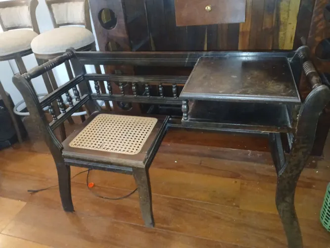 Mesa de telefone antiga ou fofoqueira retro