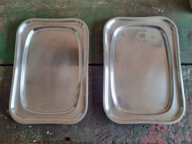 DUAS BANDEJAS EM INOX TAMANHO 40X20CM COM BORDAS PONTILHADAS EM PERFEITO ESTADO