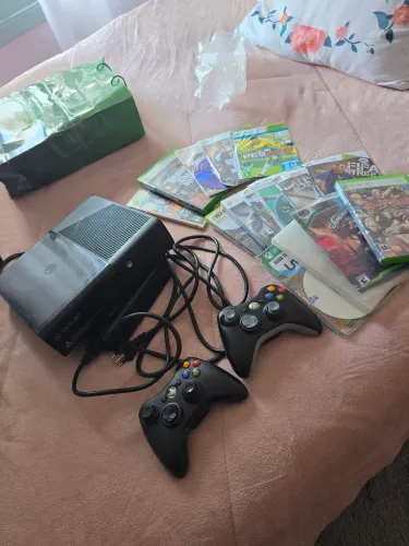 Xbox 360 modelo 1538 com 2 controles