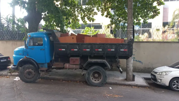 Retirada de entulho com caminhão.